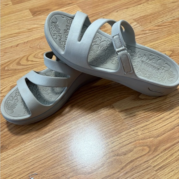 Skechers FOAMIES  Sweetpea Sandals. Arch Fit. Size 11 Comfy!!! EUC - Picture 1 of 7